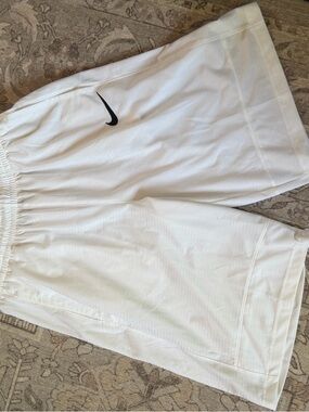 Men’s Nike White Loose Fit Basketball Shorts Size Medium NWT.